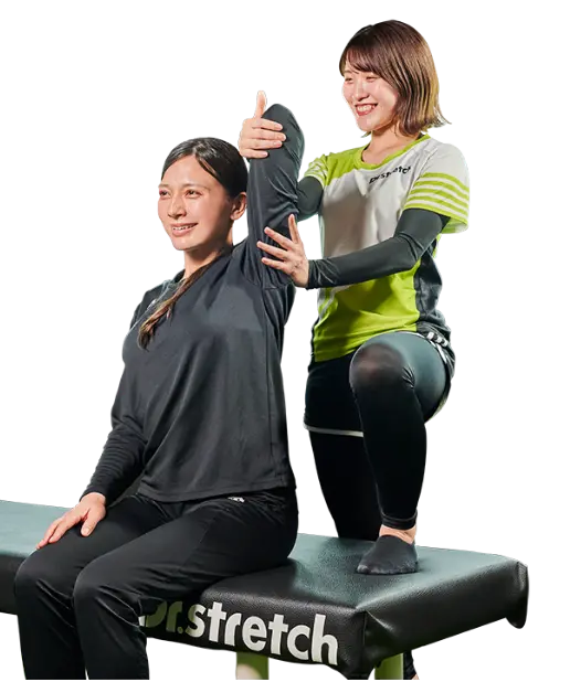 ストレッチをかける女性